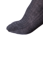 Lade das Bild in den Galerie-Viewer, NOSOCKS long wool - donkergrijs - tenen